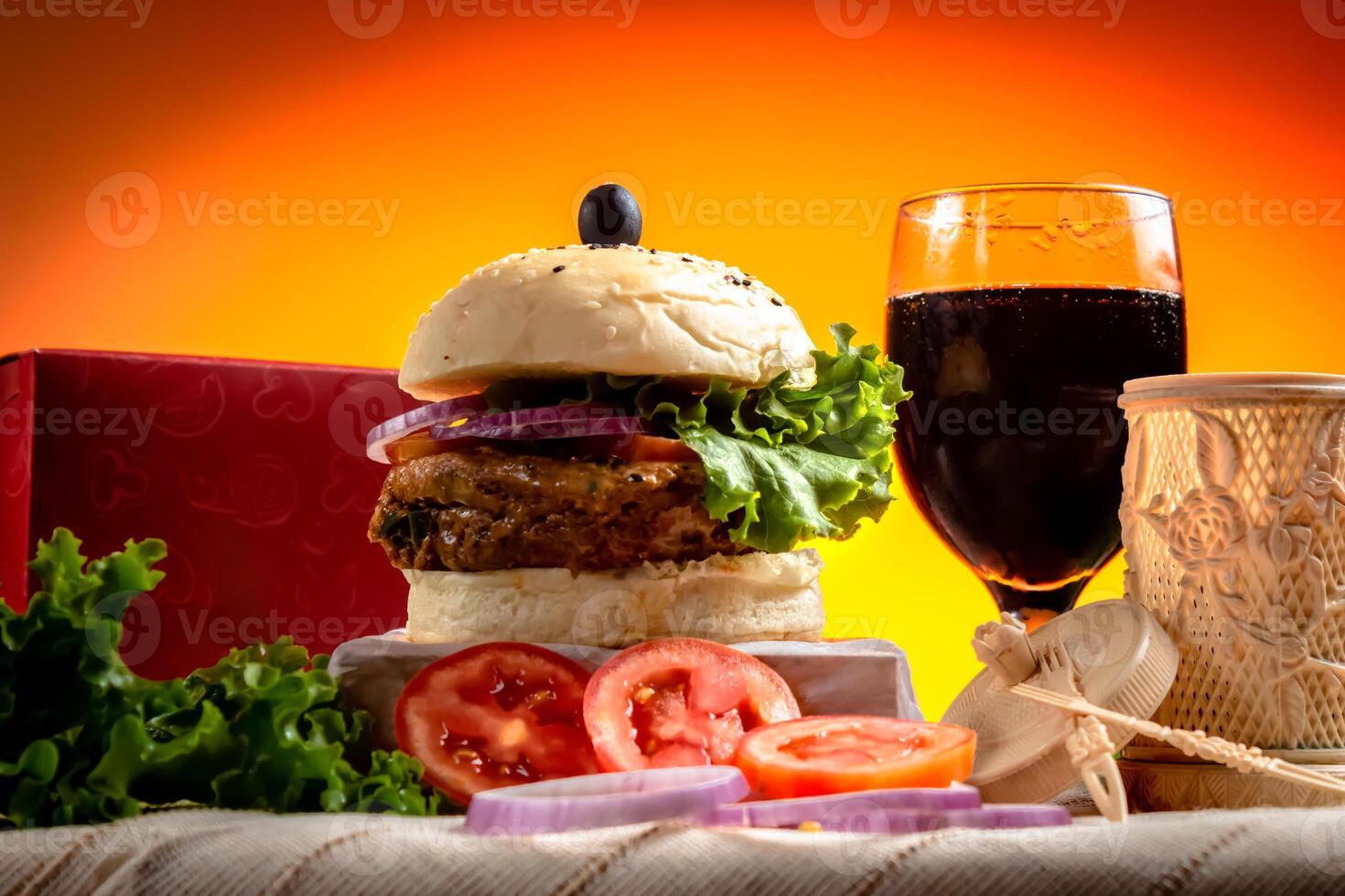 traditionell Rindfleisch Burger mit kalt trinken, Tomate Scheibe isoliert auf hölzern Tafel Seite Aussicht auf Tabelle schnell Essen foto