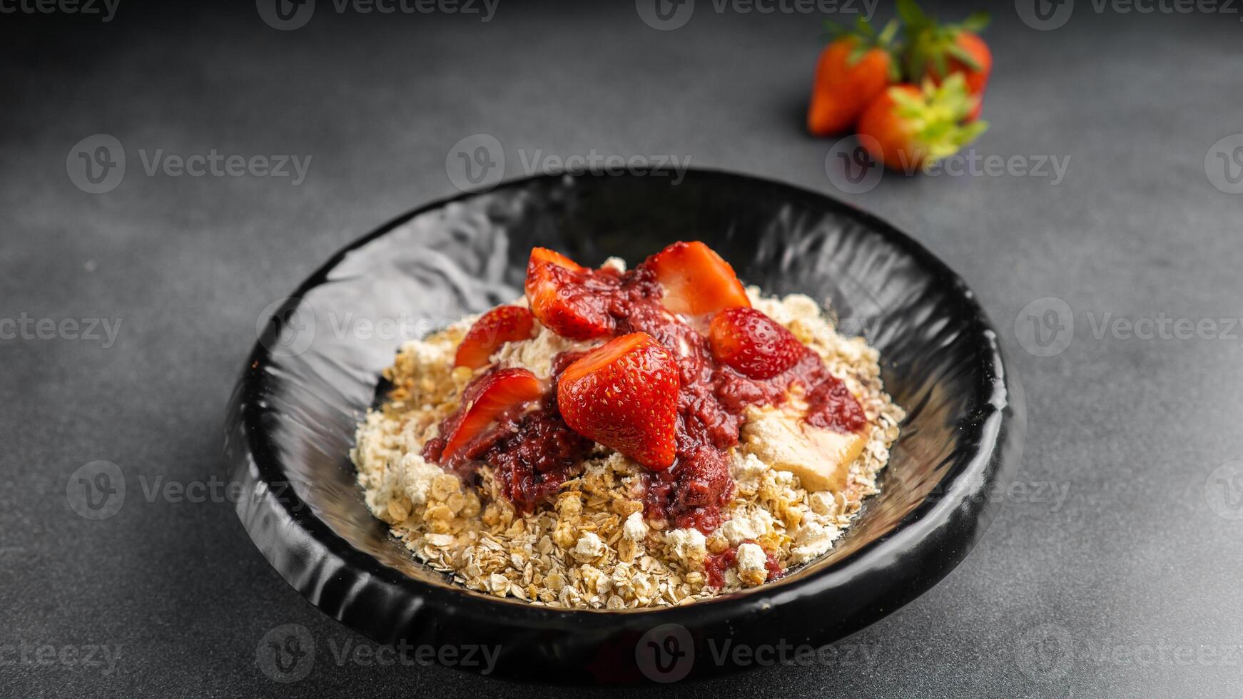 ganze Korn Haferflocken mit schnell Protein Ressource und unser Erdbeere und Soße serviert im Gericht isoliert auf Tabelle oben Aussicht von Arabisch Essen foto