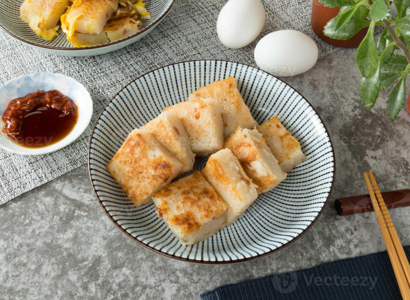 hausgemacht gebraten Karotte Kuchen mit Soße serviert im Gericht isoliert auf Serviette oben Aussicht auf Tabelle Taiwan Essen foto