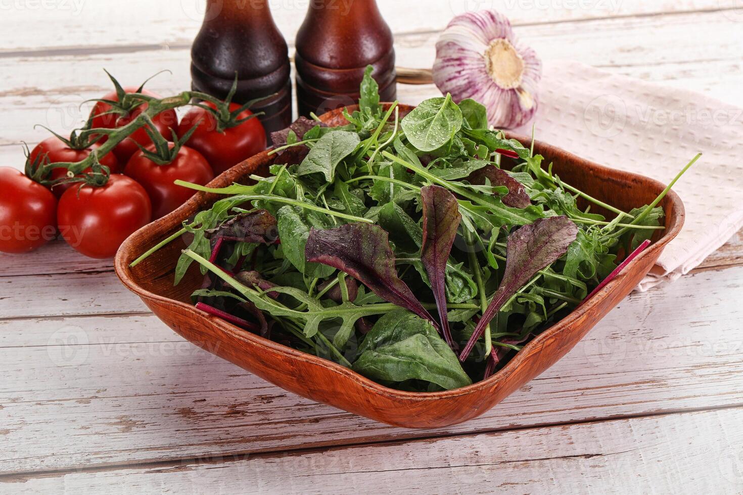 mischen Salat im das Schüssel foto