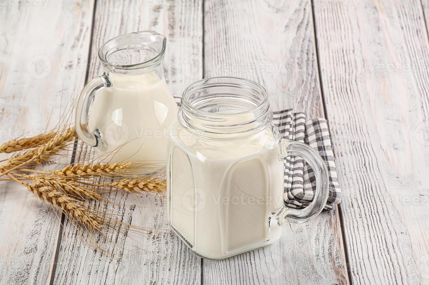 organisch Milch im das Glas foto