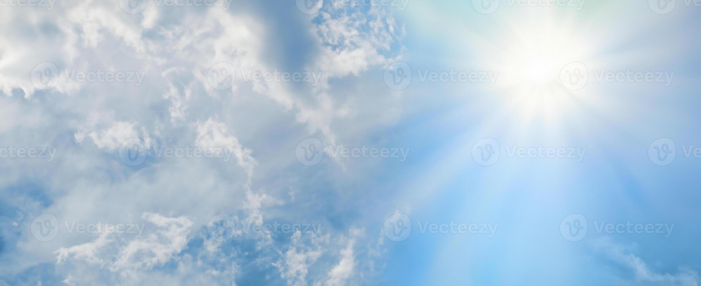 fesselnd Sunburst Piercing durch flauschige Wolken. foto