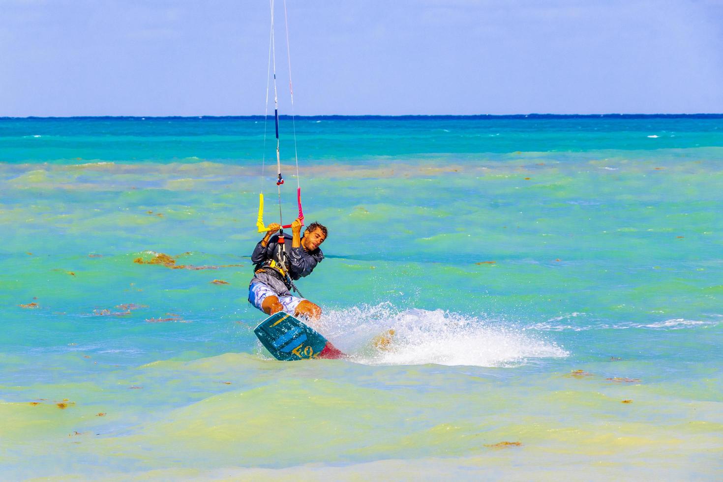 Wassersport wie Kitesurfen Kitesurfen Wakeboarden Playa del Carmen Mexiko. foto
