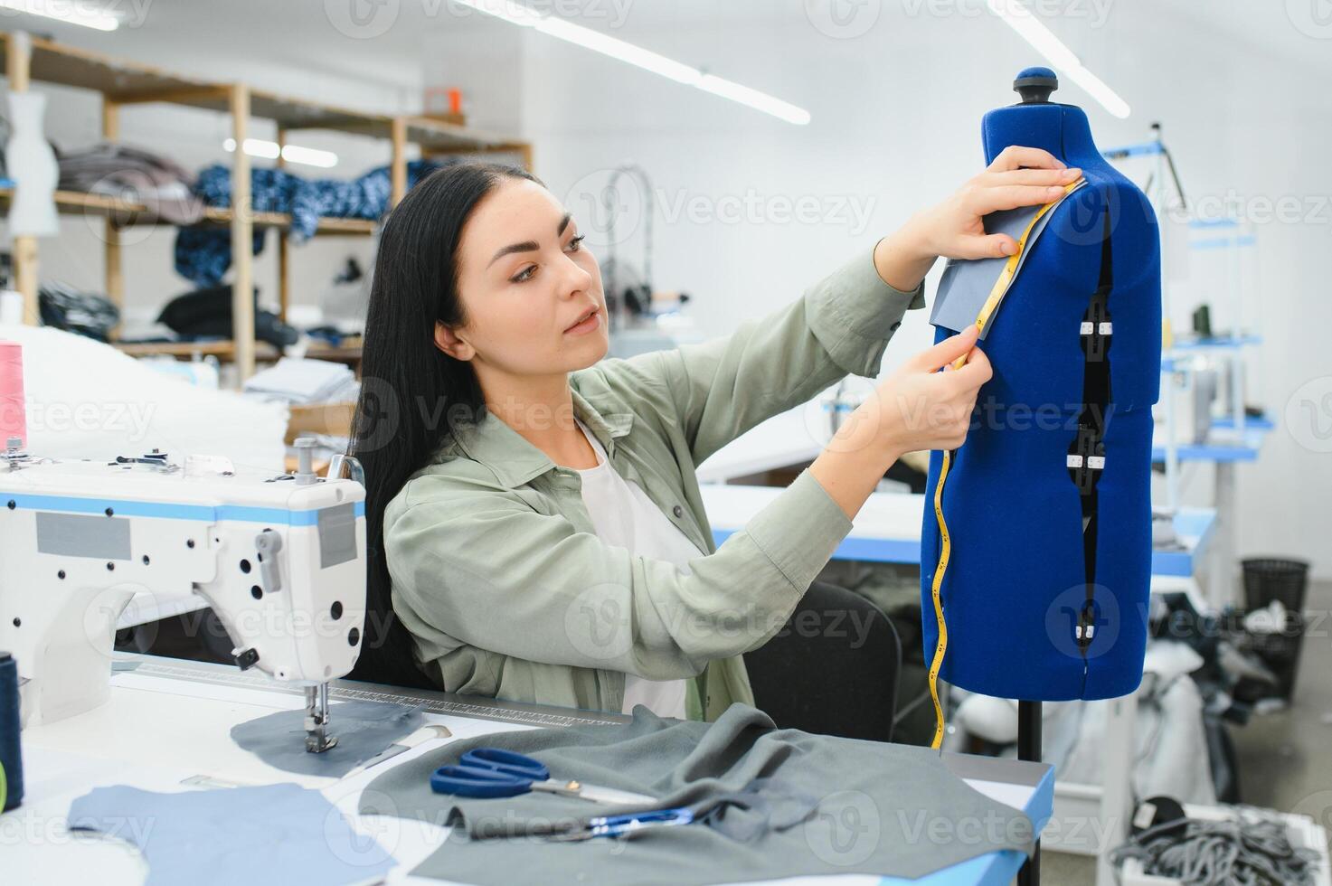 glücklich weiblich Schneider Arbeiten mit Nähen Maschine beim Textil- Fabrik. foto