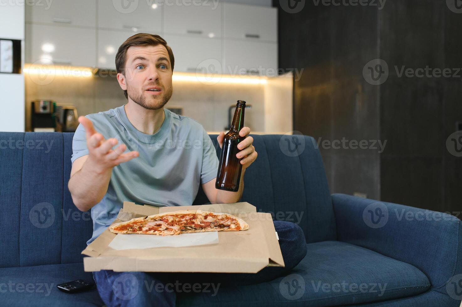 Mann Essen Pizza haben ein wegbringen beim Zuhause entspannend ruhen foto