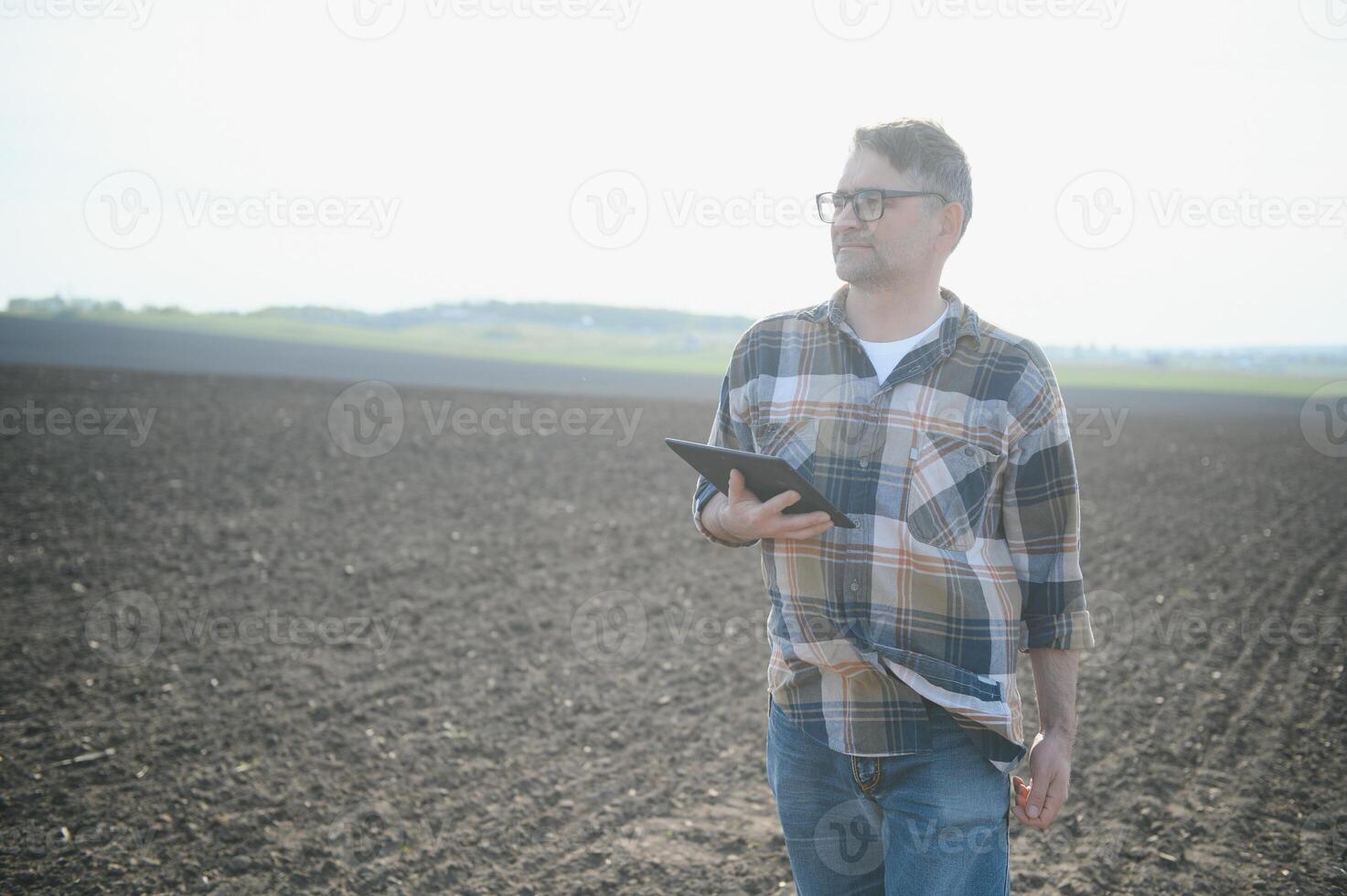 ein Farmer prüft Qualität von Boden Vor Aussaat. foto