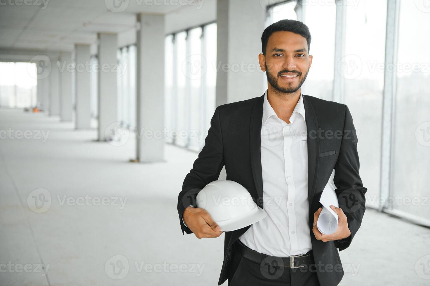 asiatisch Ingenieur Stehen auf Seite? ˅ Konstruktion Buchung zuversichtlich , Ingenieur Konstruktion glücklich Job Erfolg mit im Ziel Planung foto