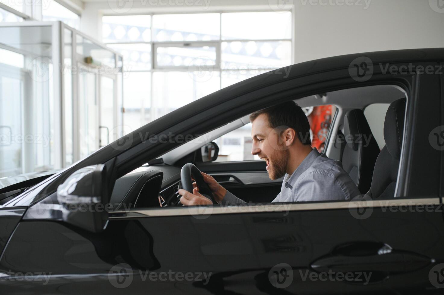 jung Mann ist wählen ein Neu Fahrzeug im Auto Händler. foto