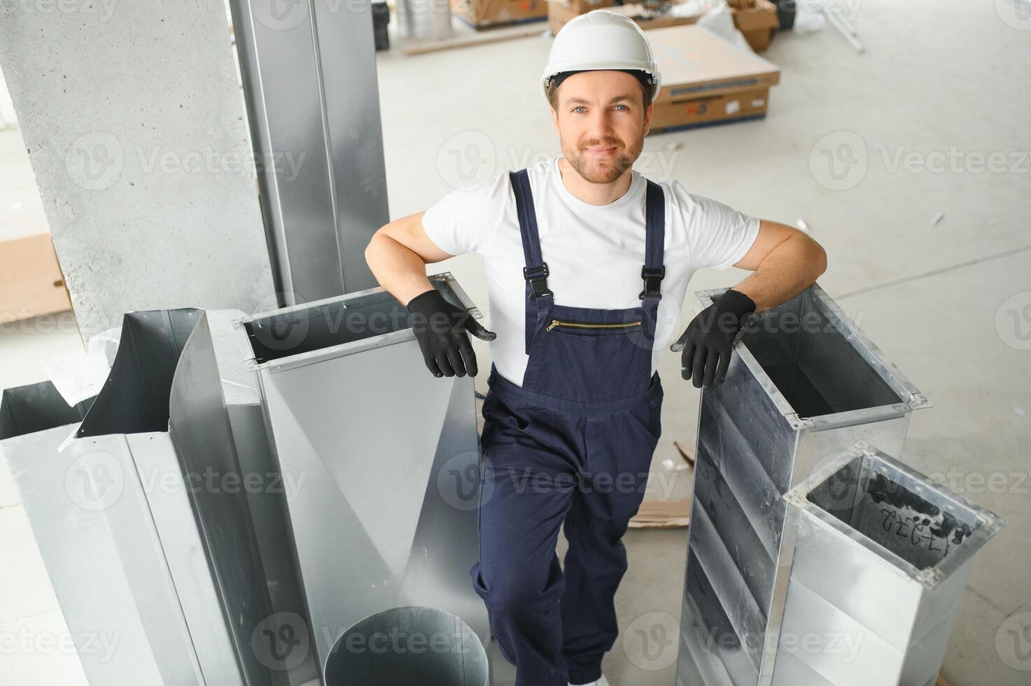 industriell Thema. Warenhaus Heizung und Kühlung System Installation durch Fachmann kaukasisch Techniker. kommerziell Gebäude Belüftung Rechteck Kanäle. Luft Verteilung. foto