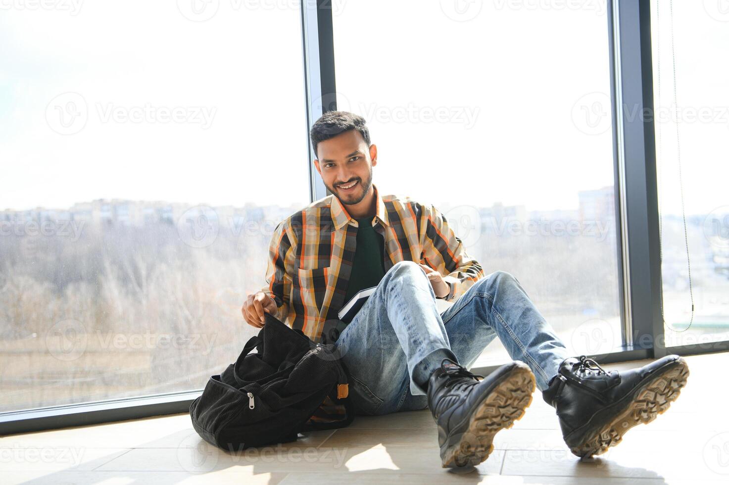glücklich indisch männlich Schüler beim das Universität foto