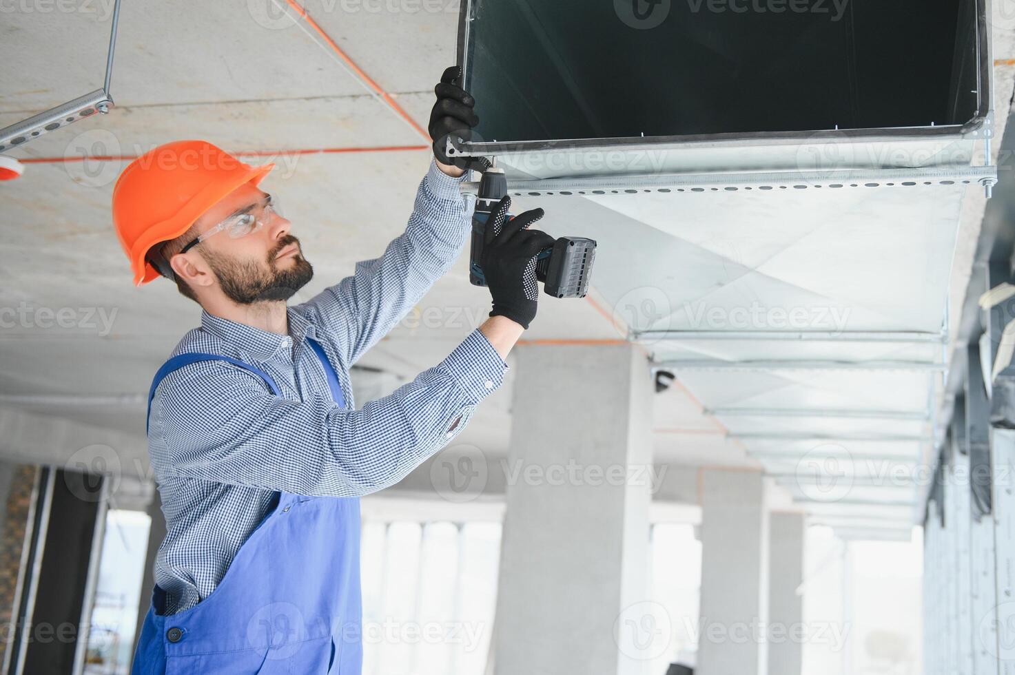 hvac Ingenieur Installieren Hitze Wiederherstellung Belüftung System zum Neu Haus. Kopieren Raum foto