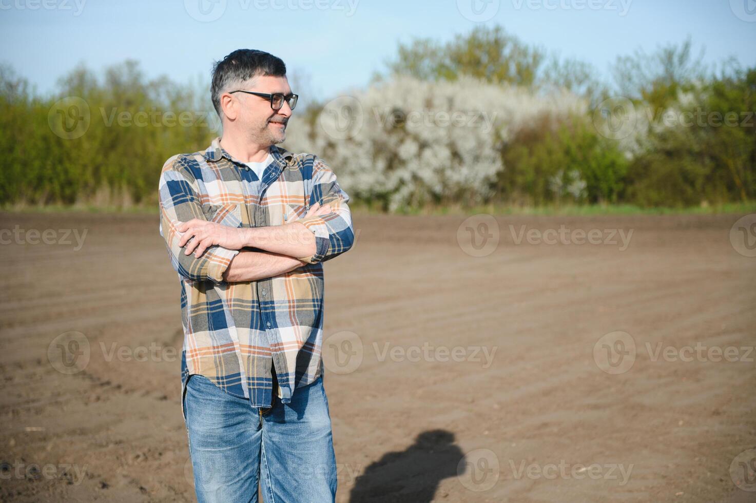 ein Farmer prüft Qualität von Boden Vor Aussaat. foto