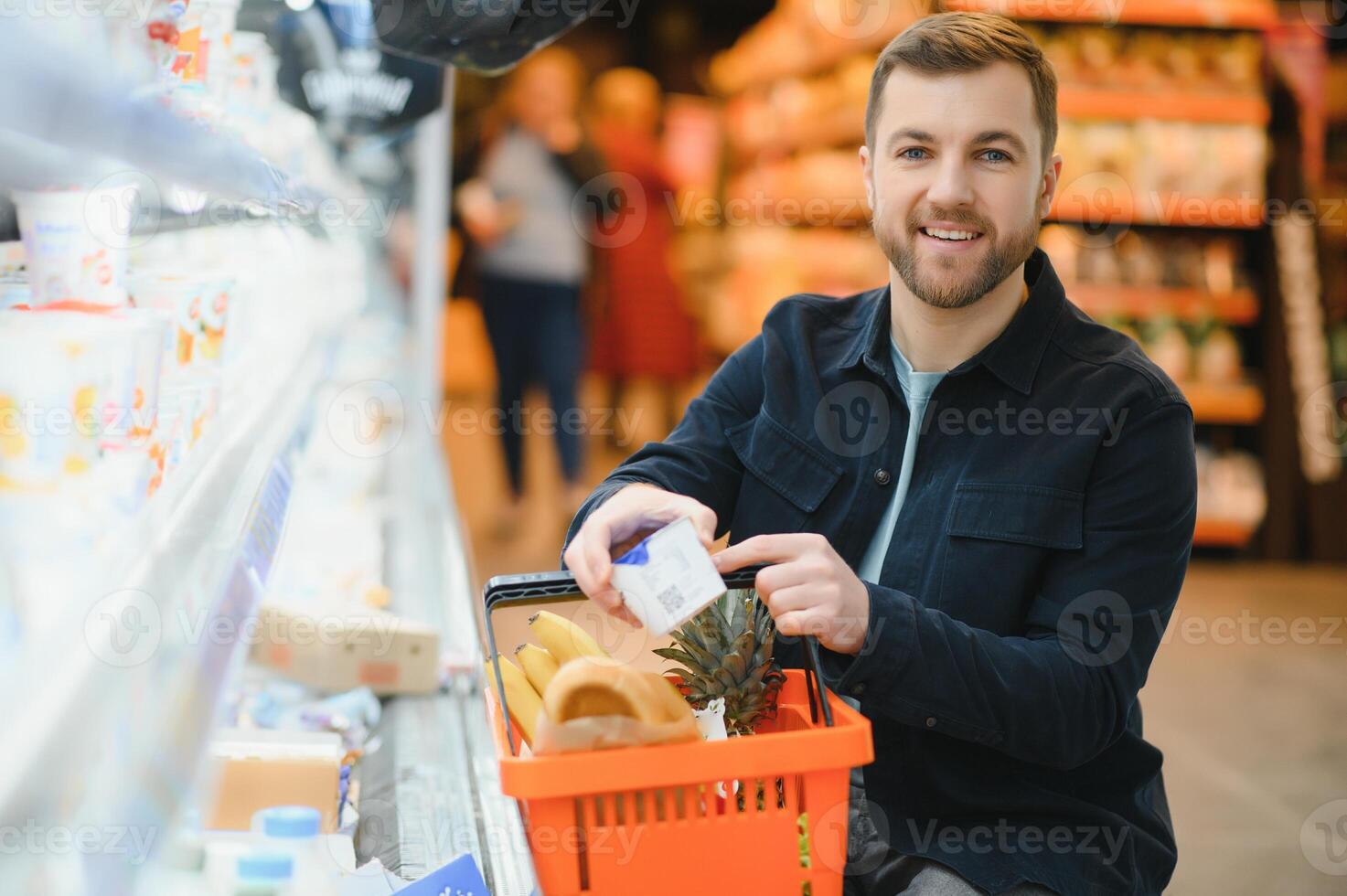 gut aussehend Mann Kauf etwas gesund Essen und trinken im modern Supermarkt oder Lebensmittelgeschäft speichern. Lebensstil und Konsumismus Konzept. foto