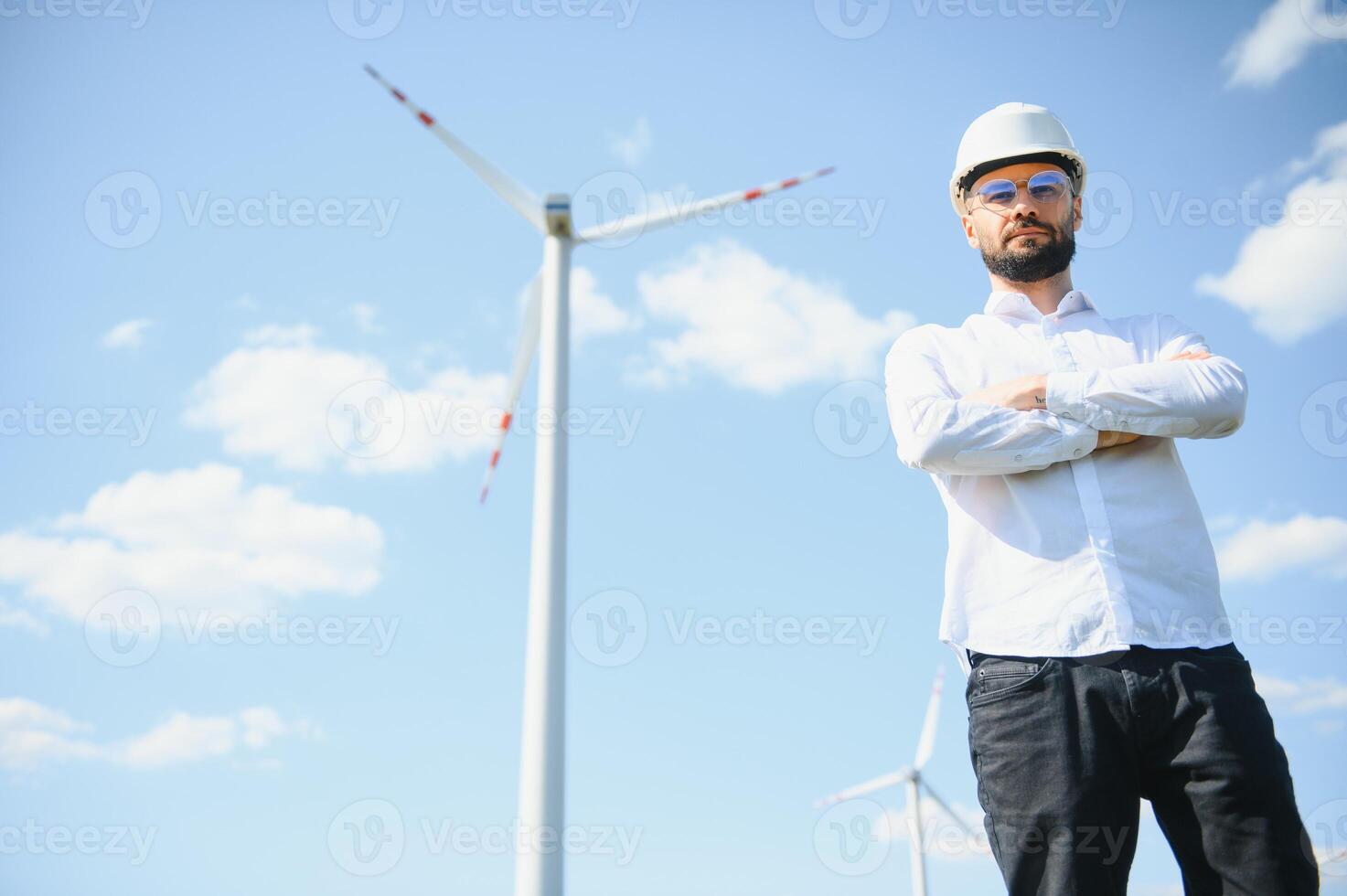 Ingenieur Arbeiten beim Alternative verlängerbar Wind Energie Bauernhof - - nachhaltig Energie Industrie Konzept foto
