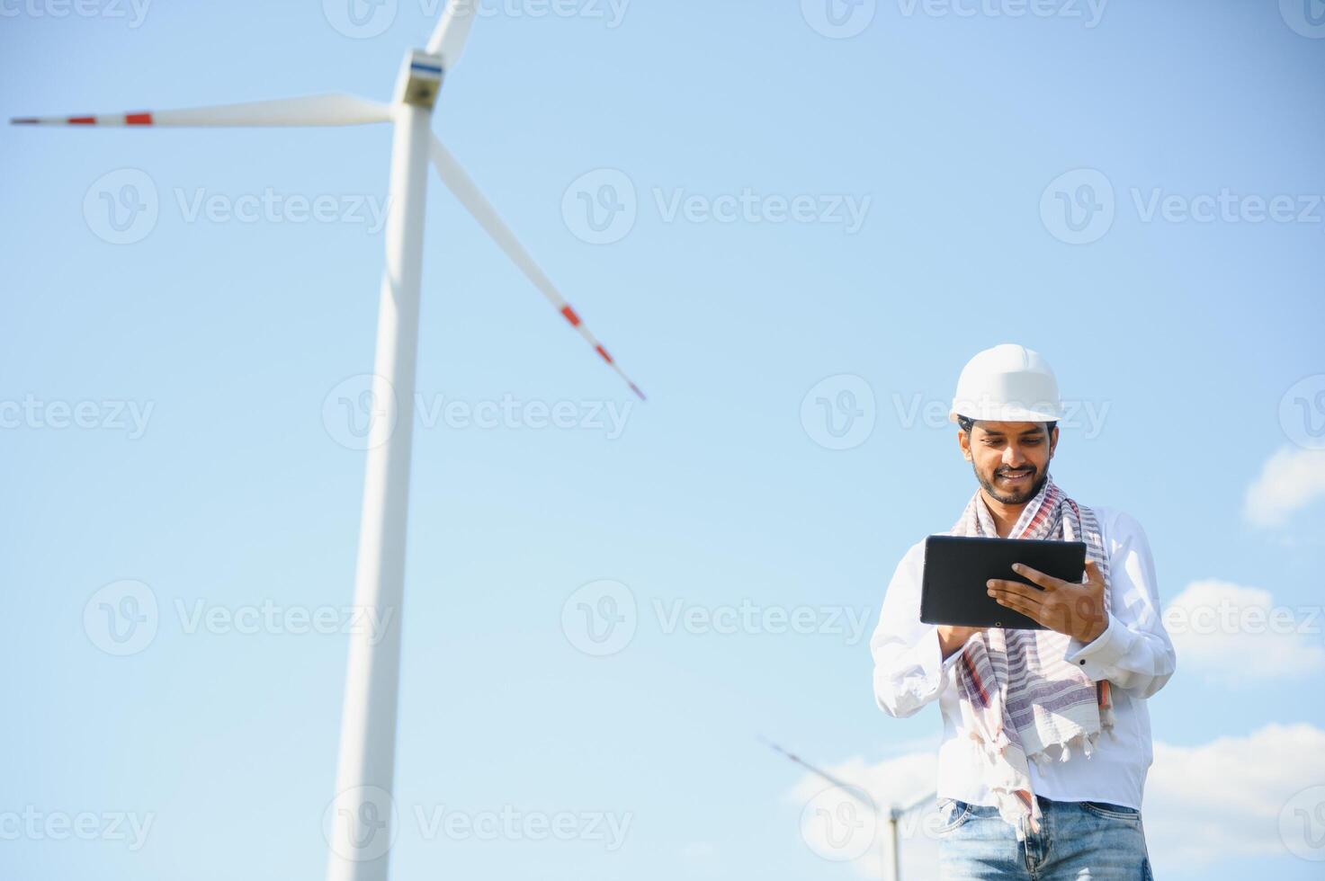 indisch Ingenieur Arbeiten beim Alternative verlängerbar Wind Energie Bauernhof - - nachhaltig Energie Industrie Konzept foto