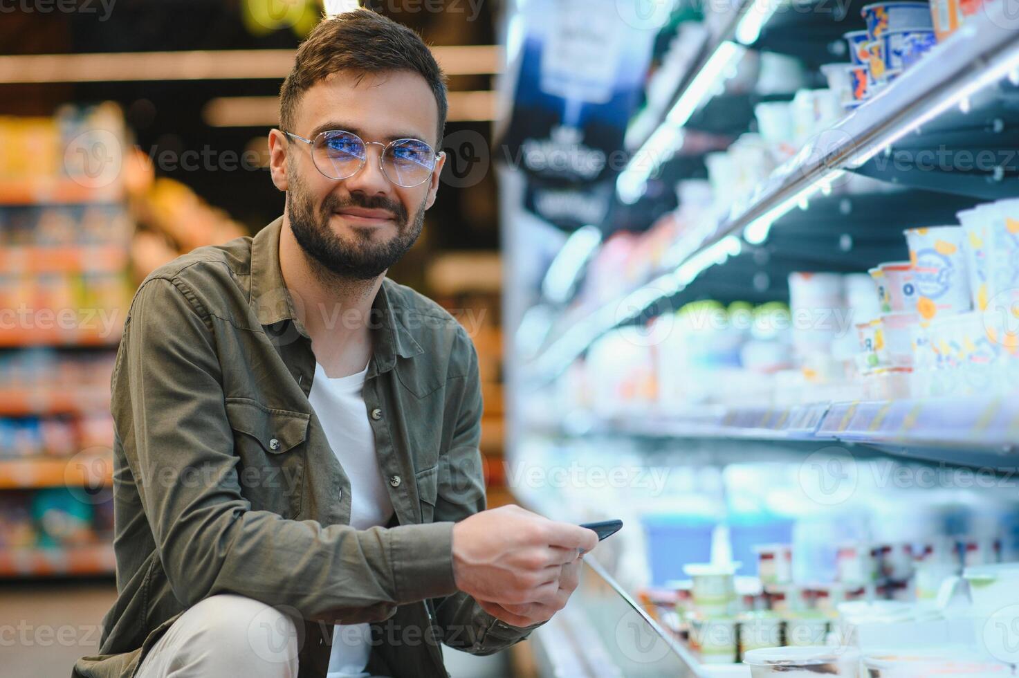 lächelnd männlich Kunde tun Lebensmittelgeschäft Einkaufen foto