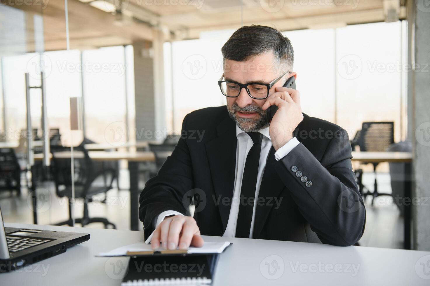 wütend wütend frustriert Geschäftsmann reden auf Telefon sich beschweren auf Schlecht Bedienung lösen Geschäft korporativ Problem, genervt betont Boss Manager machen Anruf streiten durch Handy, Mobiltelefon Telefon sitzen beim Büro Schreibtisch foto