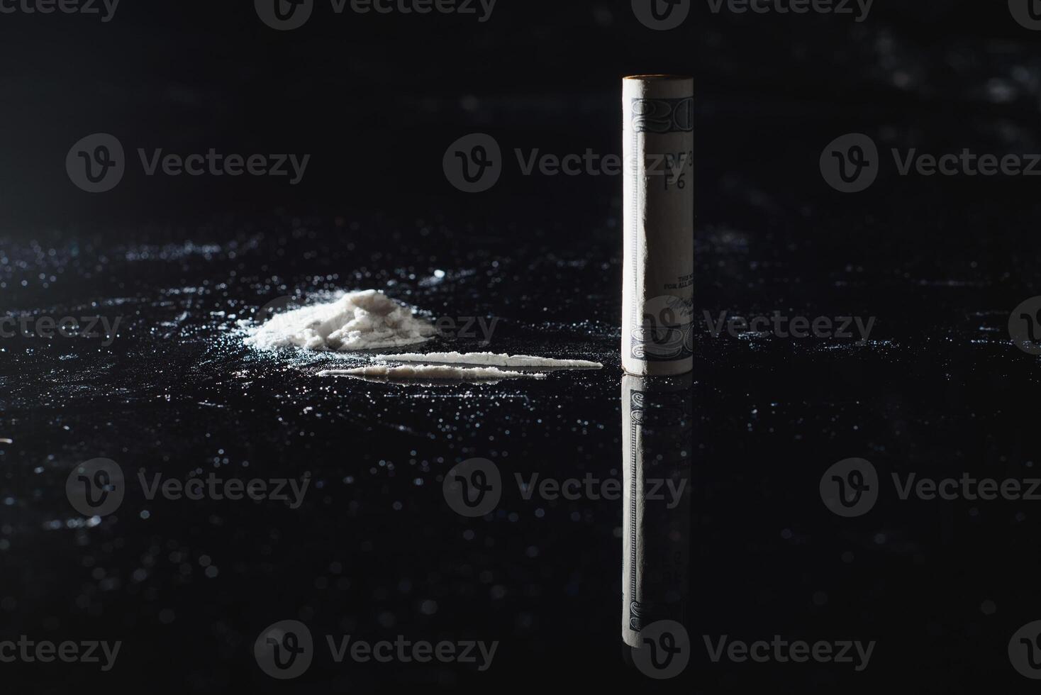 Kokain und Geld isoliert auf schwarz Hintergrund. foto