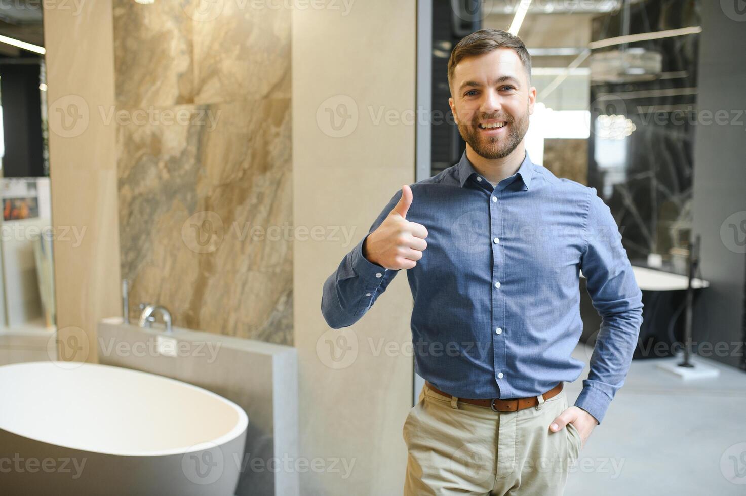 Porträt von Verkäufer im Badezimmer speichern. glücklich Mann funktioniert im Bad speichern. Der Umsatz Besetzung foto