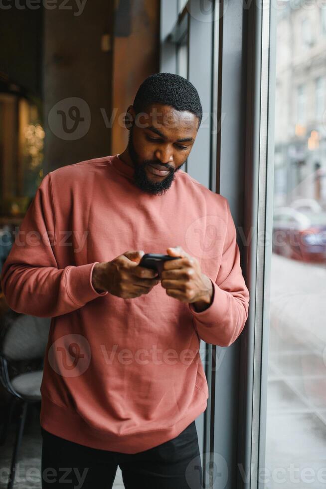 Porträt jung schwarz Geschäftsmann reden auf Handy, Mobiltelefon Telefon. foto