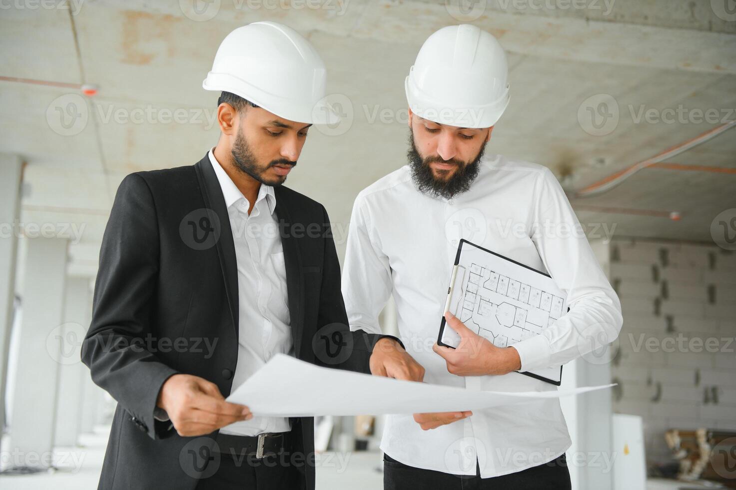 multiethnisch Geschäft Team. Konstruktion Konzept. indisch und arabisch Ingenieure prüfen das Konstruktion. foto
