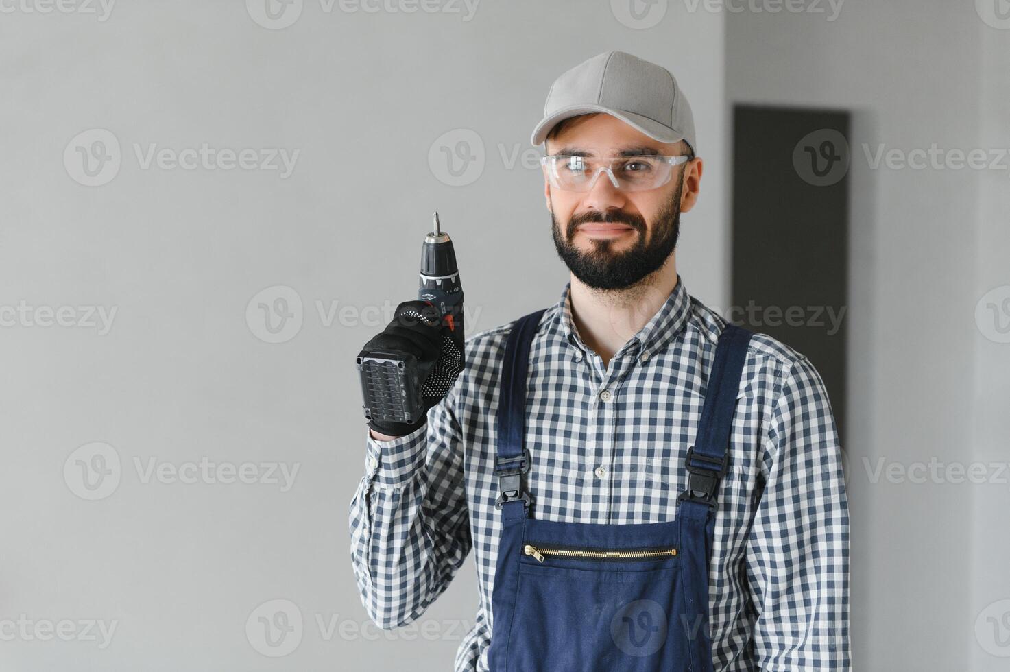 positiv männlich Handwerker beim Zuhause foto