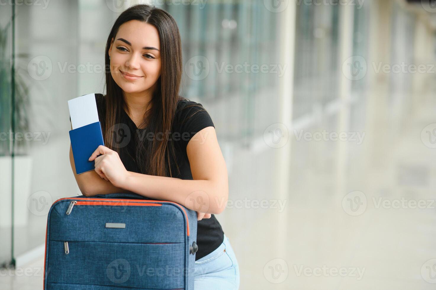 Ferien Reise. schön jung Brünette Dame im Flughafen Terminal, glücklich lächelnd tausendjährig Dame bereit zum Urlaub Reise, gehen zu Abfahrt Tor, Kopieren Raum. foto