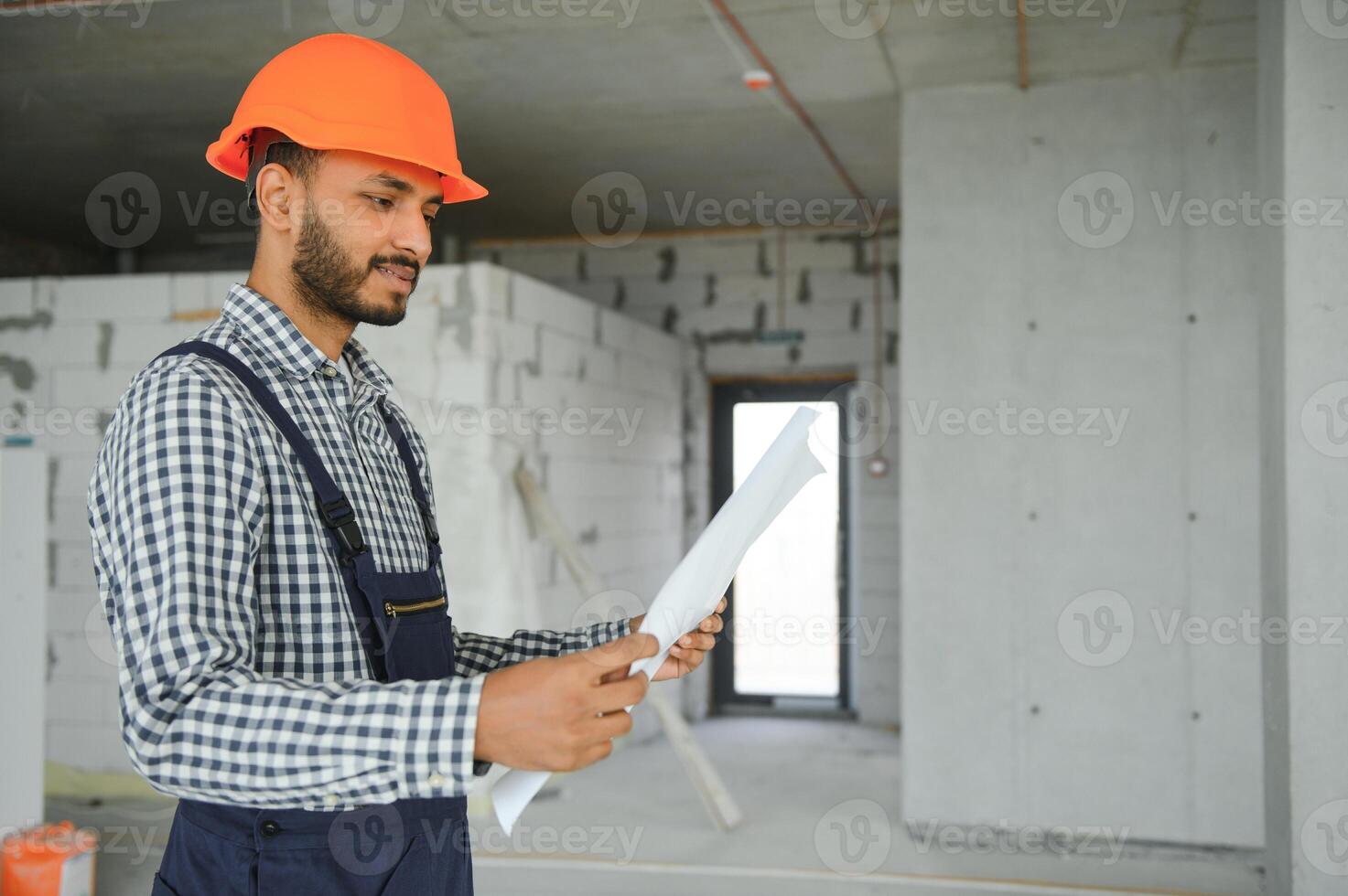 ein Migrant Arbeiter posiert zum ein Foto auf ein Stadt Center Konstruktion Seite? ˅ im Singapur. das se asiatisch Stadt Zustand hat ein von Bedeutung Migrant Arbeiter Population