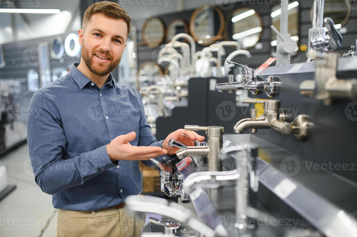 ein Kunde im ein Hardware- Geschäft im das Installation Abteilung wählt ein Wasserhahn zum das Küche foto