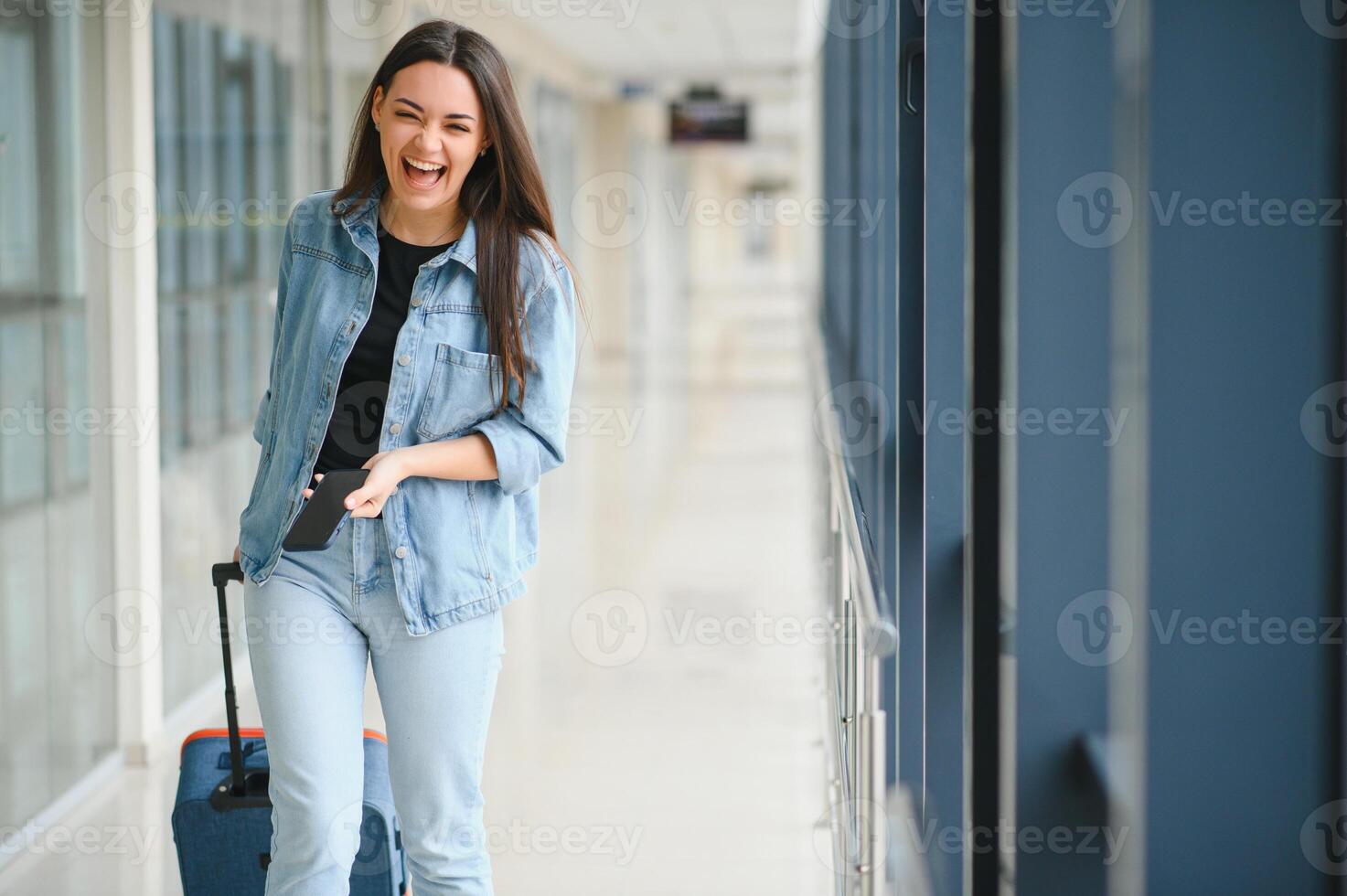 ziemlich Frau warten zum ihr Flug beim Flughafen foto