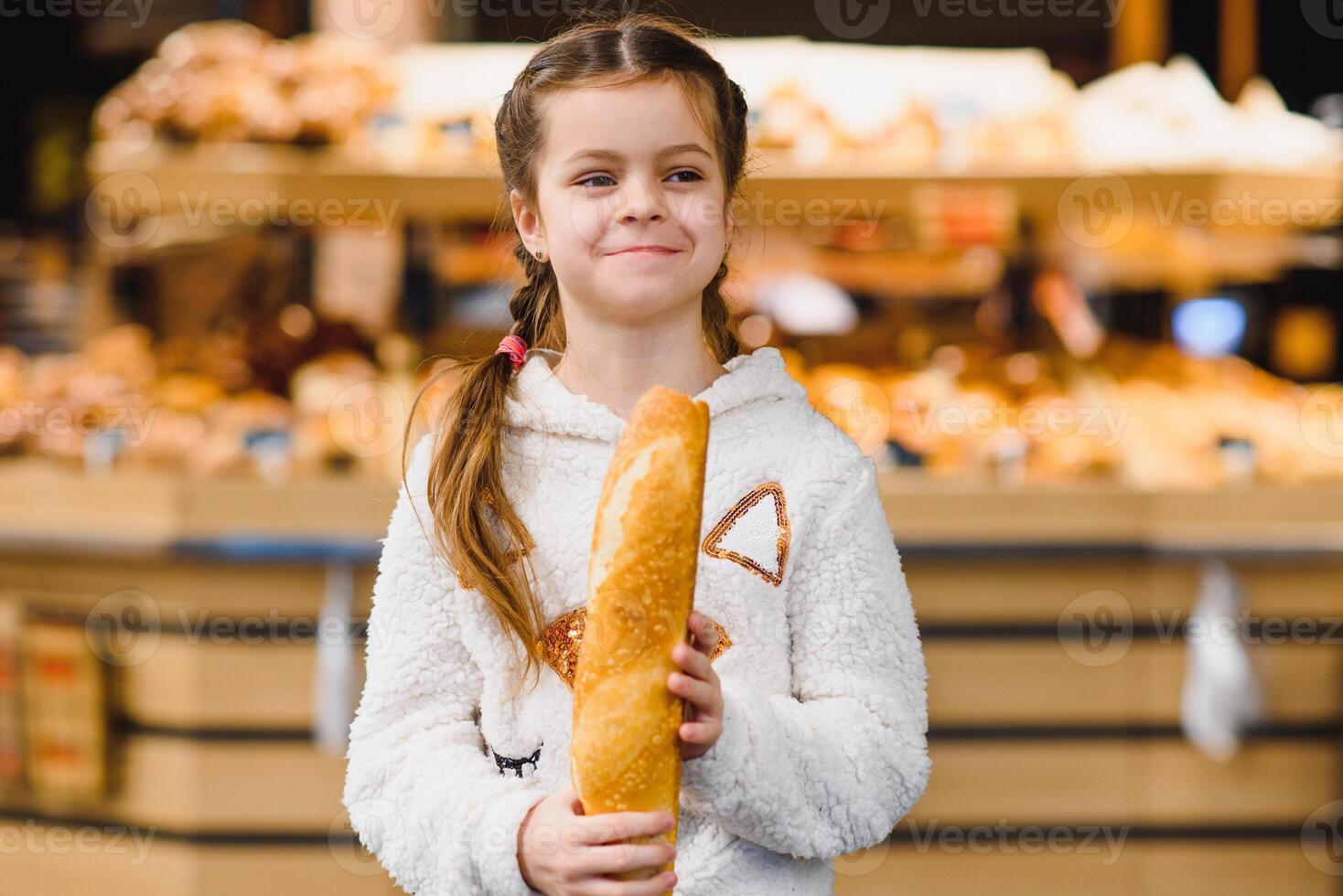 süß französische Frau im ein gestreift T-Shirt halten ein Stangenbrot im das Hände foto