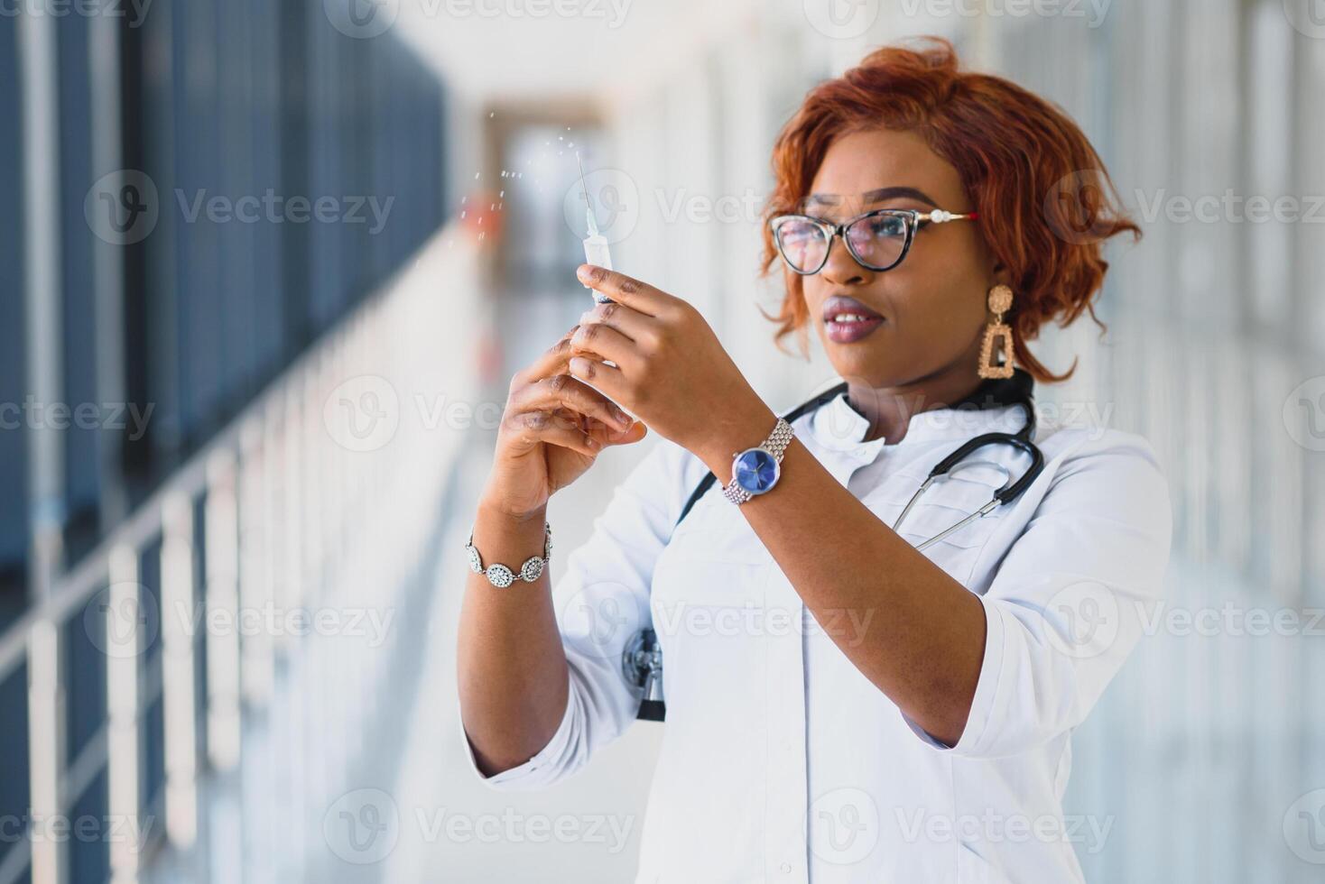 afrikanisch amerikanisch weiblich Arzt halten Spritze mit Injektion foto