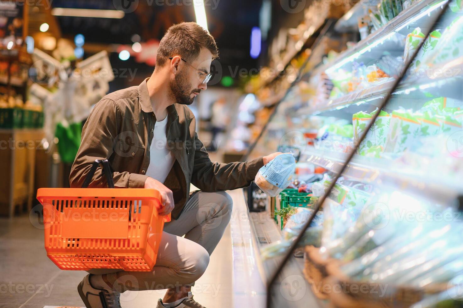 Mann Kauf Gemüse und Obst im wiederverwendbar Tasche im Lebensmittelgeschäft speichern, Null Abfall Konzept foto