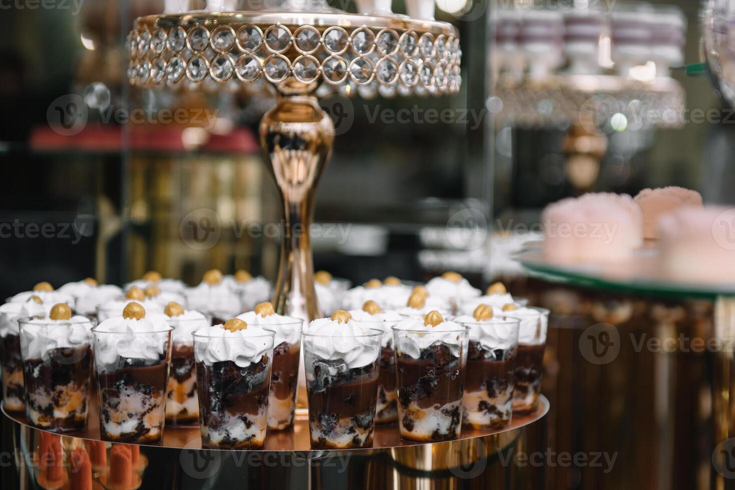 bunt Makronen. lecker Französisch Makrone Koch Tisch. Makronen zum Dessert beim Gebäck Süßwaren Geschäft im Paris. Kunst von Herstellung Makronen. foto