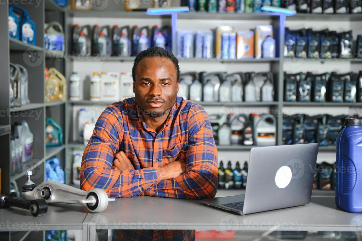 lächelnd afrikanisch Verkäufer Auto Teile Geschäft foto