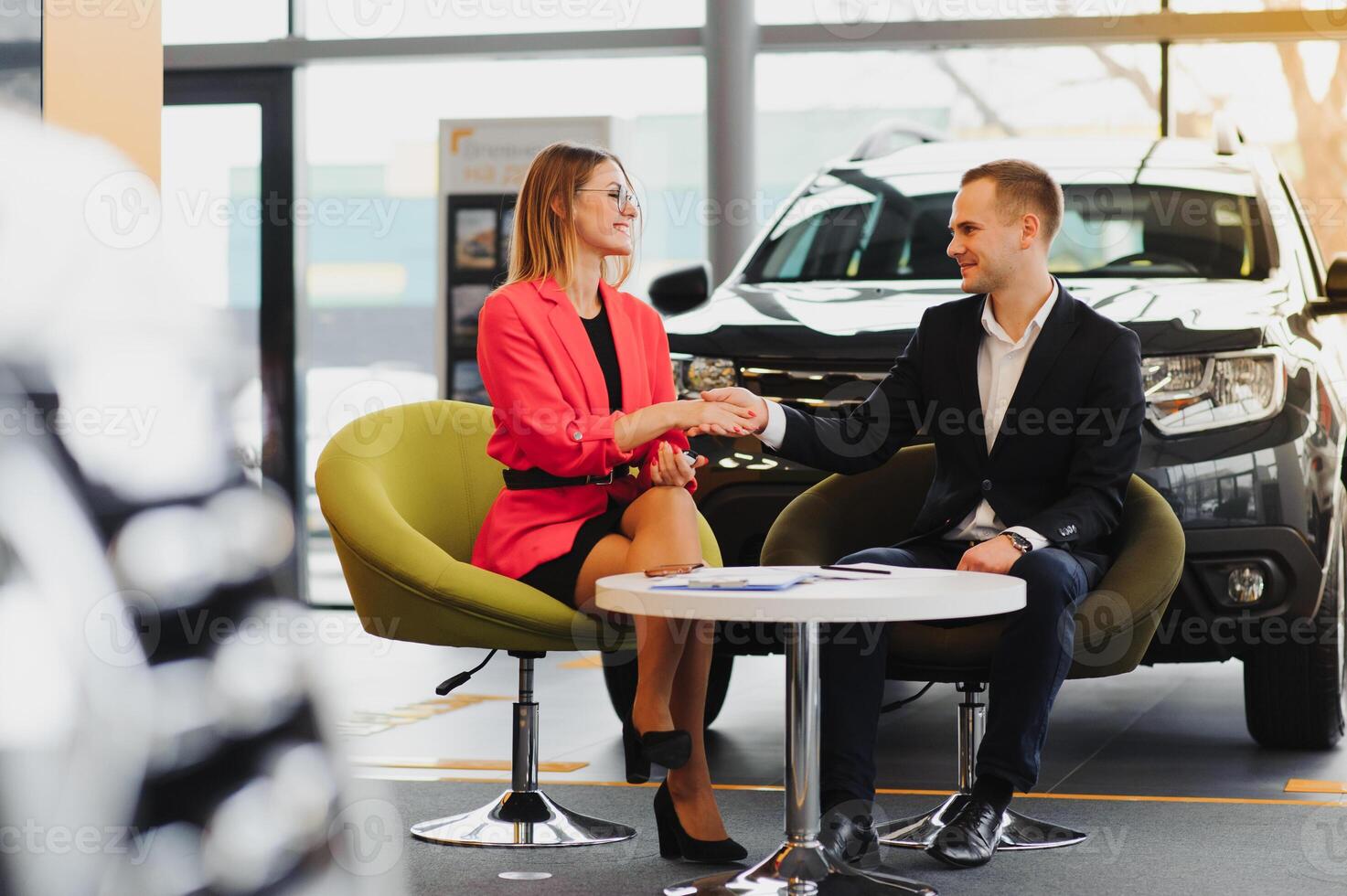 schön jung Frau kauft ein ein Auto im das Händler Saloon. foto