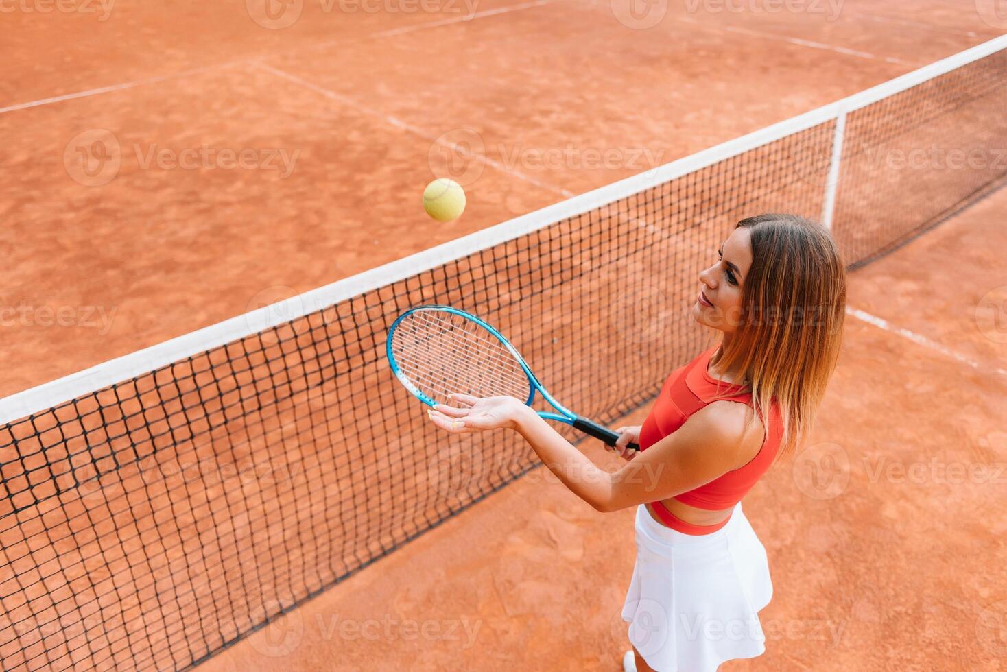 Frau im Sportbekleidung Theaterstücke Tennis beim Wettbewerb foto