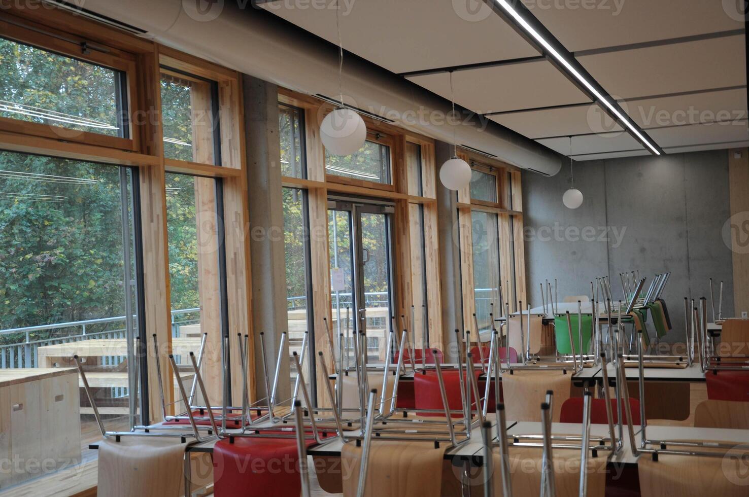 Deutsche Schule modern Schule Kantine mit Stühle und Tabellen foto