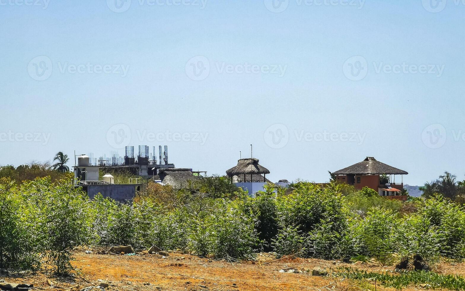 Berg Panorama Klippen Felsen hügelig tropisch Landschaft Gebäude Haus Mexiko. foto