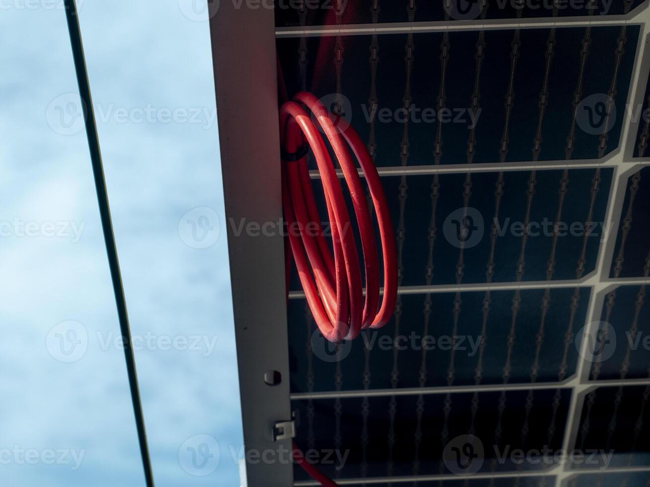 Kabel rot Rosa Orange Farbe Solar- Zelle Bahnhof Technologie Techniker Innovation Geschäft Alternative System Solar- Energie Ingenieur Instandhaltung verlängerbar Installation Pflanze Konstruktion Arbeiter Fabrik foto