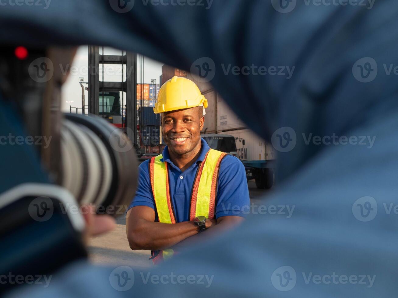 männlich Mann schwarz Haut Süd afrikanisch Sicherheit Helm Gelb Helm heiter Daumen oben zeigen Finger Mitarbeiter Ingenieur Vorarbeiter Arbeit Tag Fabrik importieren Export Konstruktion Ladung logistisch Gabelstapler Baumeister foto