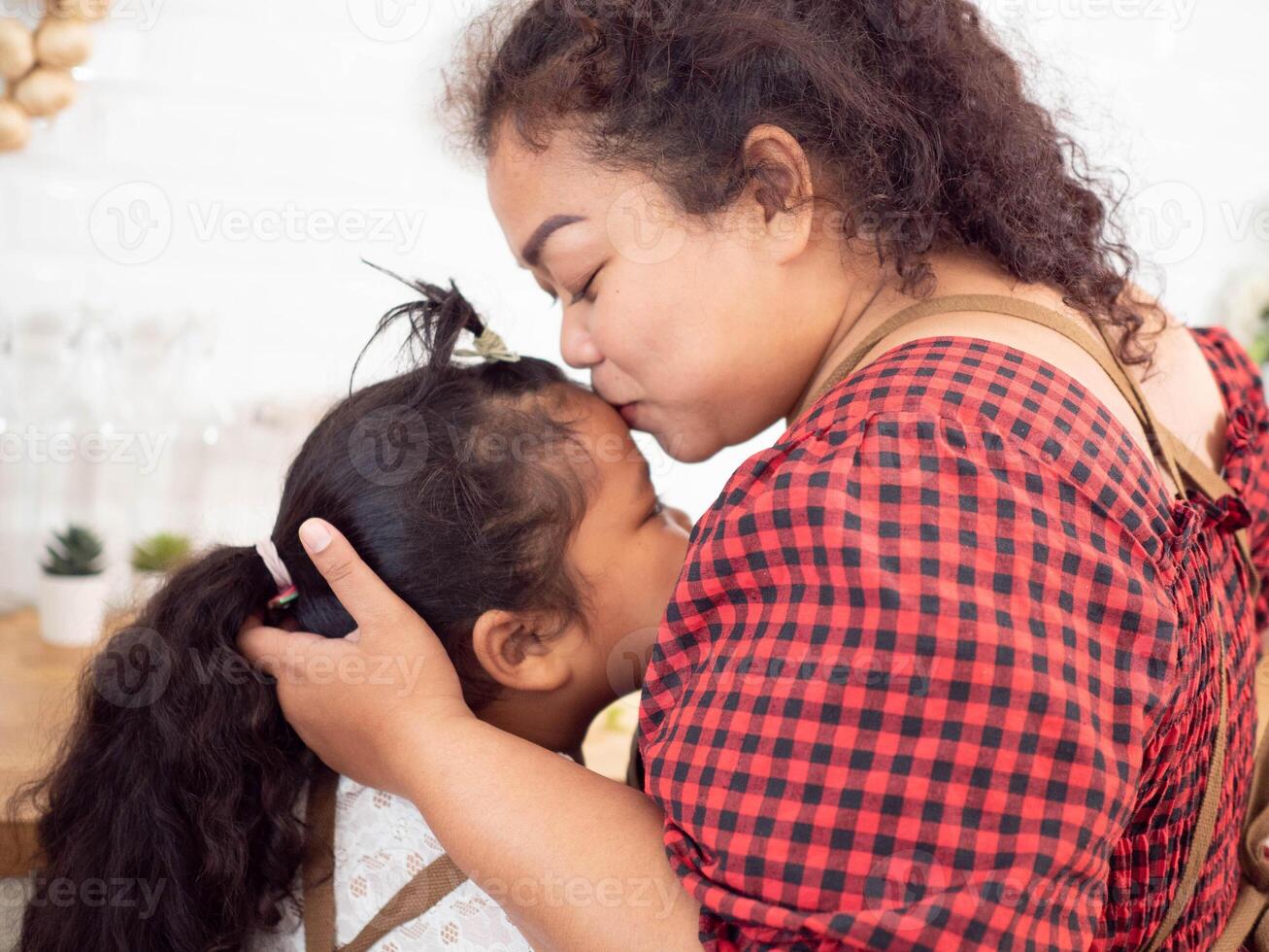 Kind Mutter Mama Mädchen Kind Kind Umarmung Umarmen Frau weiblich Onkel Person Menschen Mensch Tochter Lebensstil Elternteil Mädchen Lebensstil Kuss Vergnügen schön positiv Familie Zuhause Haus Liebe Leben Zimmer foto