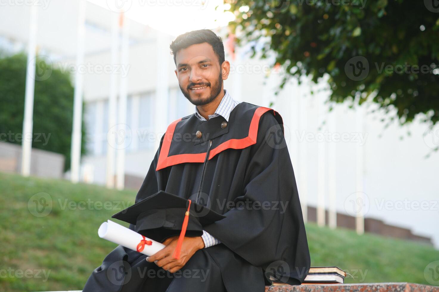 Ausbildung, Abschluss und Menschen Konzept - - glücklich indisch männlich Absolvent Student. foto