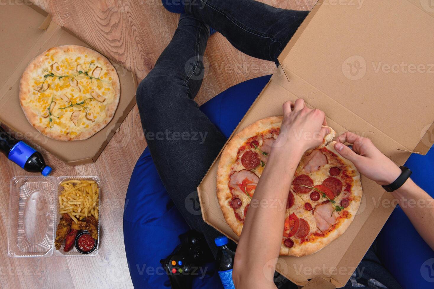 kontaktlos Lieferung Konzept. Pizza im ein Kasten, ein Tasse von Kaffee, ein Telefon mit das Inschrift bleibe Zuhause und ein Blatt von Papier mit das Inschrift kontaktlos Lieferung. foto