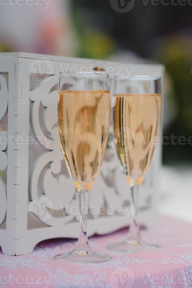 zwei Brille von Sekt, International Damen Tag. zwei Brille von Champagner auf Weiß Hintergrund. foto