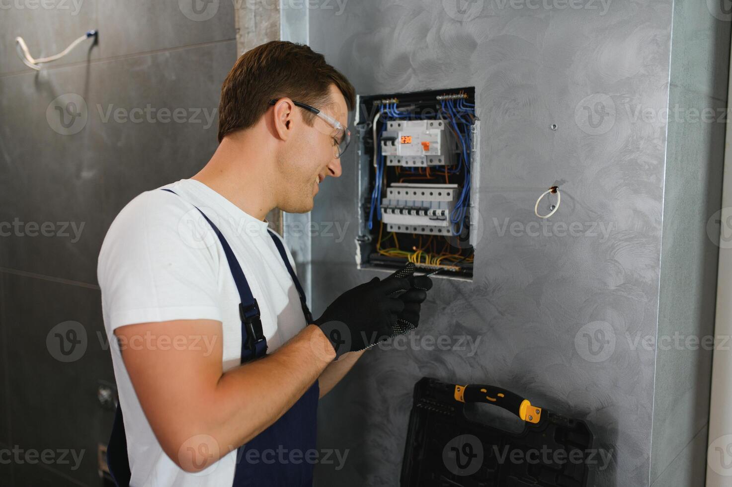 Porträt von ein Elektriker beim Arbeit foto
