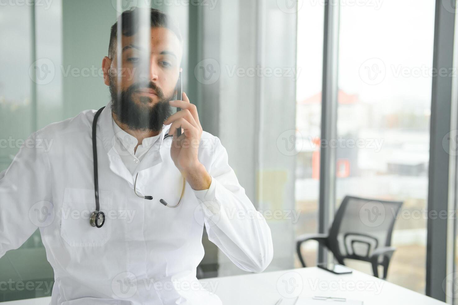 Porträt von ein jung arabisch Arzt im das Klinik. Gesundheitswesen Konzept foto