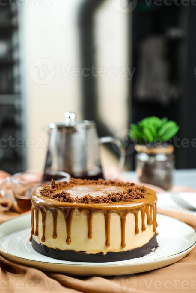 gesalzen Karamell Blondie Kuchen umfassen Schokolade Creme, Zucker mit Gabel, Tasse von Kaffee und Topf serviert auf Tafel isoliert auf Serviette Seite Aussicht von Cafe Essen foto