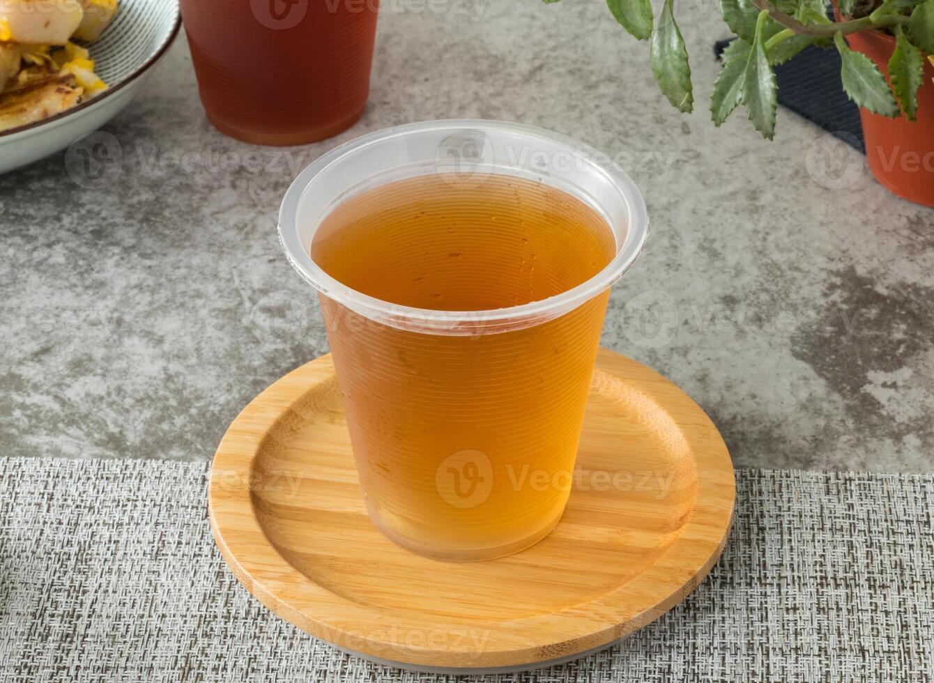 Winter Melone Tee serviert im Einweg Tasse isoliert auf Serviette oben Aussicht auf Tabelle Taiwan Essen foto