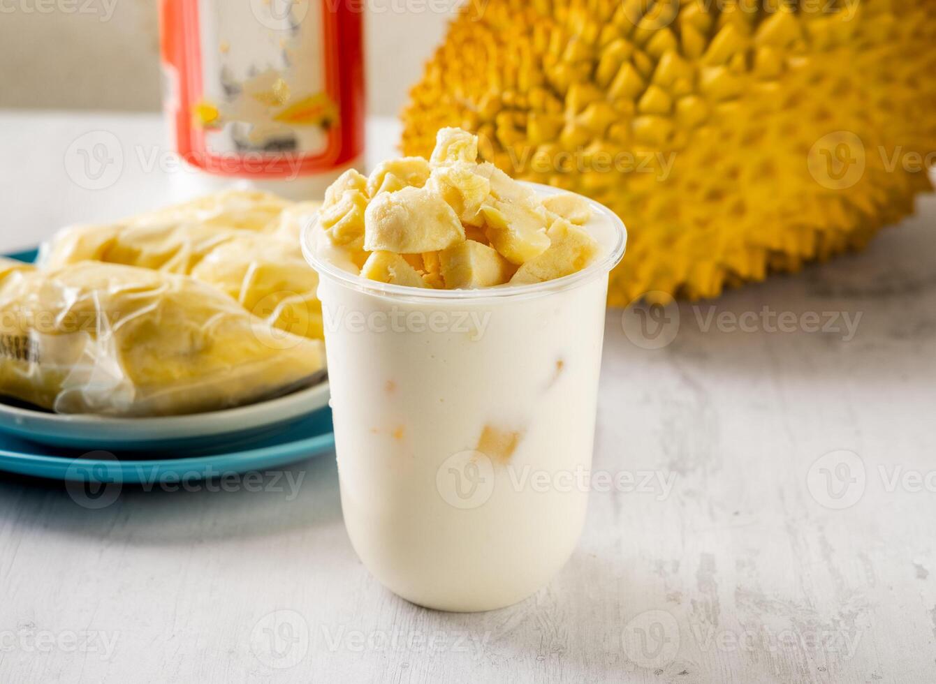 frisch Durian Milch serviert im Einweg Glas isoliert auf Hintergrund oben Aussicht Taiwan Essen foto